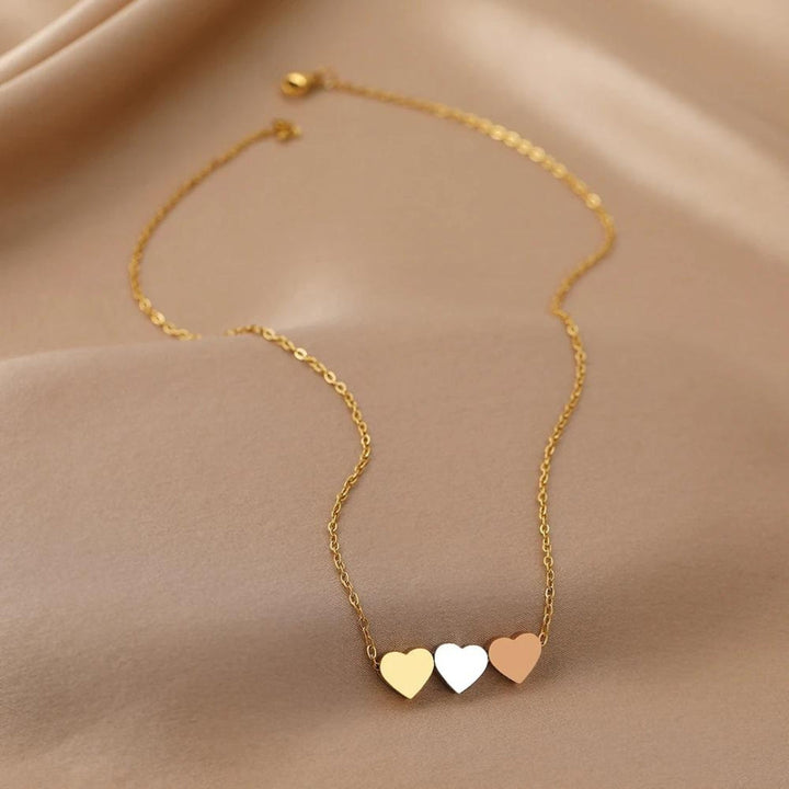 Dreifach Herz Halskette in Gold