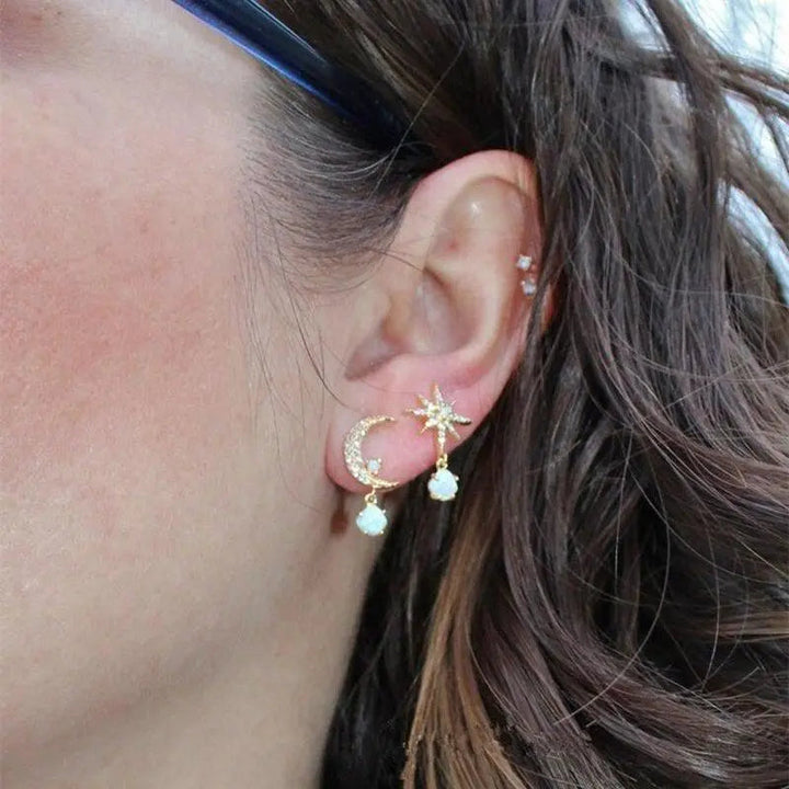 Mond- und Sterne Ohrringe aus Gold und Opal
