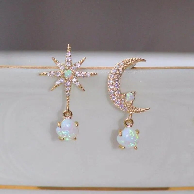 Mond- und Sterne Ohrringe aus Gold und Opal