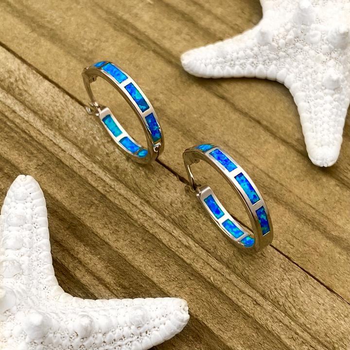 Luxuriöse Ohrringe aus Silber und Opal, inspiriert vom Ozean