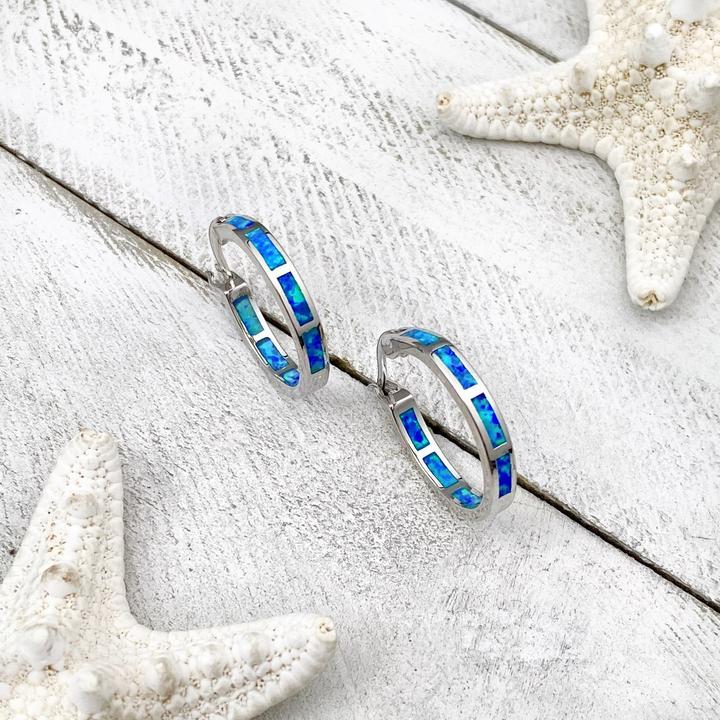 Luxuriöse Ohrringe aus Silber und Opal, inspiriert vom Ozean