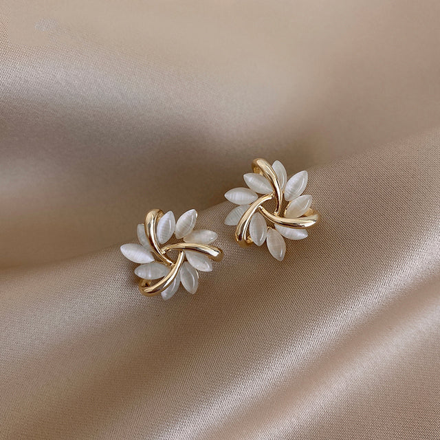 Elegante und exquisite Opal-Blütenkreis-Ohrringe in Gold