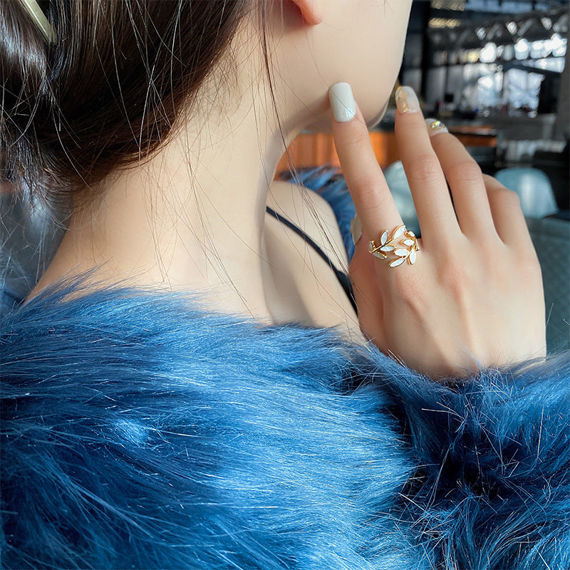 Weisser Opal Blatt Verstellbarer Ring in Gold