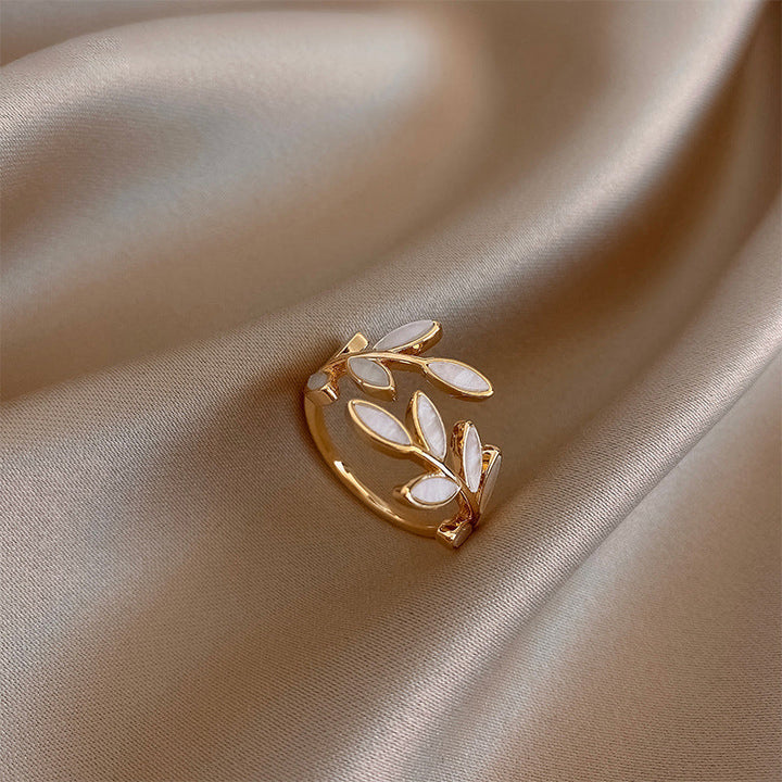 Weisser Opal Blatt Verstellbarer Ring in Gold