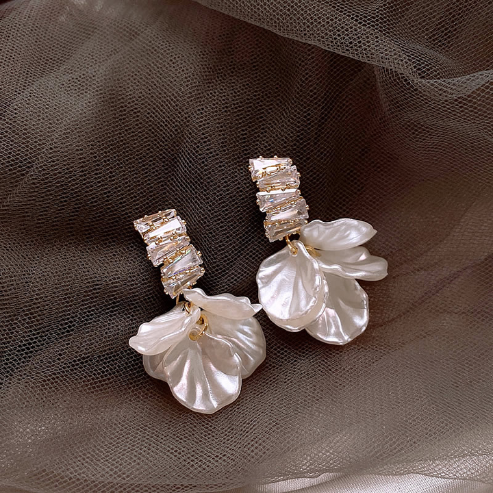 Elegante Goldblütenohrringe in Weiss