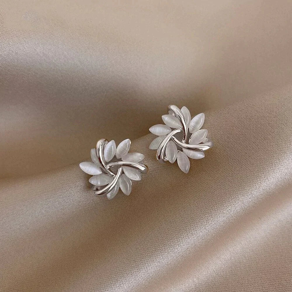 Elegante und exquisite Opal-Blütenkreis-Ohrringe in Gold