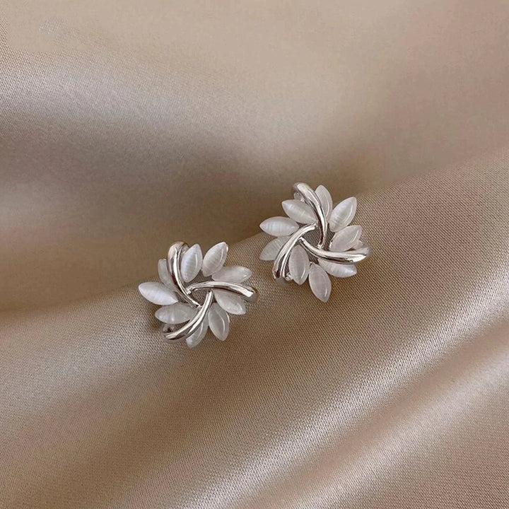 Elegante und exquisite Opal-Blütenkreis-Ohrringe in Gold